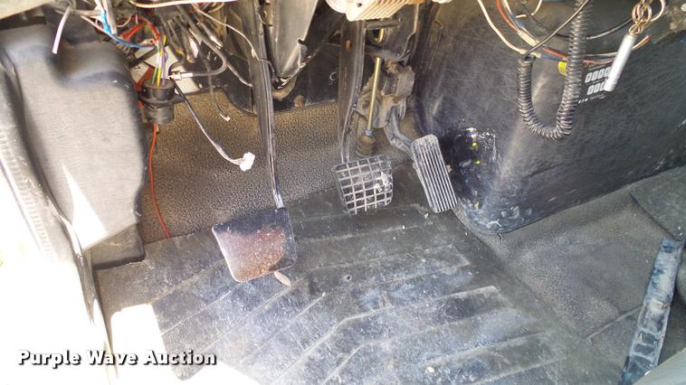 image for item DA6784 2002 International DuraStar 4300 winch truck