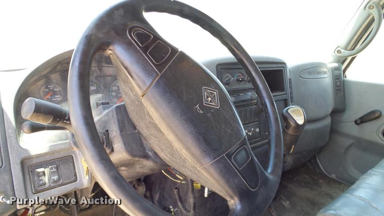 image for item DA6784 2002 International DuraStar 4300 winch truck