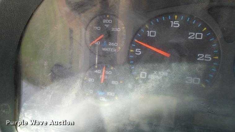 image for item DA6784 2002 International DuraStar 4300 winch truck