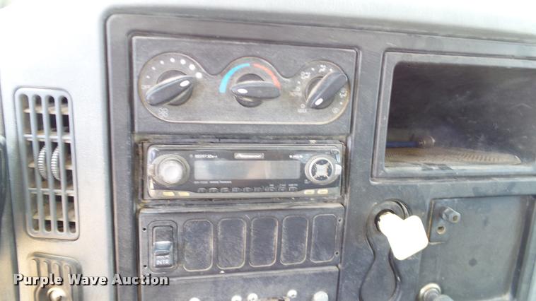 image for item DA6784 2002 International DuraStar 4300 winch truck