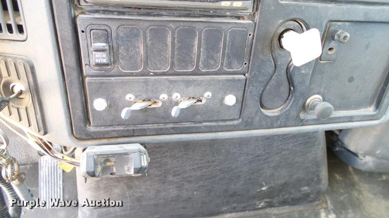 image for item DA6784 2002 International DuraStar 4300 winch truck