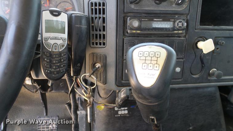 image for item DA6784 2002 International DuraStar 4300 winch truck