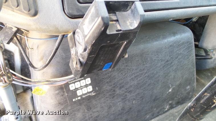 image for item DA6784 2002 International DuraStar 4300 winch truck