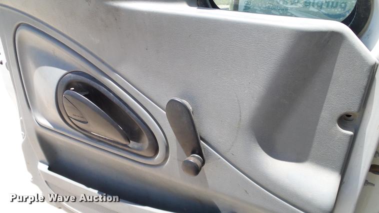 image for item DA6784 2002 International DuraStar 4300 winch truck