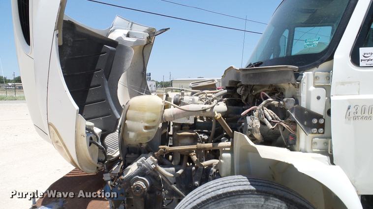 image for item DA6784 2002 International DuraStar 4300 winch truck