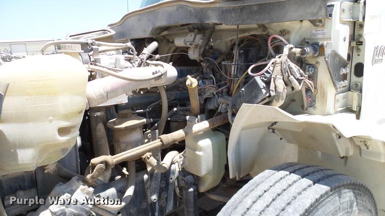 image for item DA6784 2002 International DuraStar 4300 winch truck