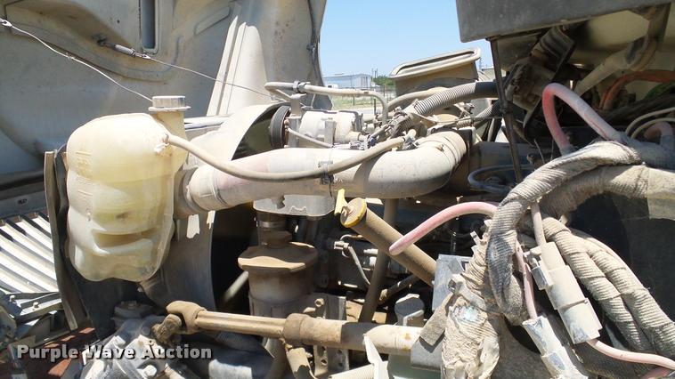 image for item DA6784 2002 International DuraStar 4300 winch truck