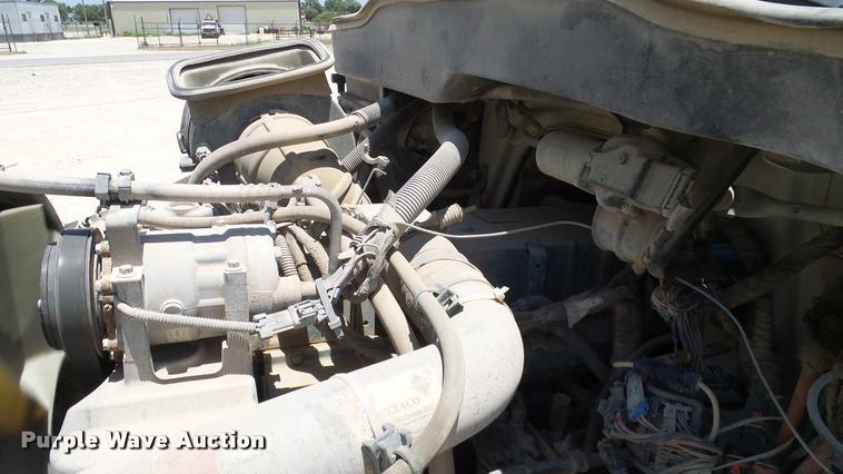 image for item DA6784 2002 International DuraStar 4300 winch truck