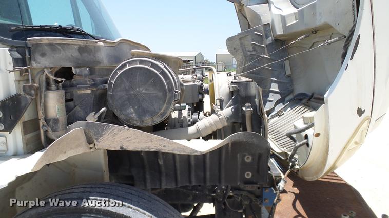 image for item DA6784 2002 International DuraStar 4300 winch truck