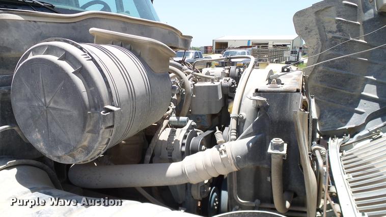 image for item DA6784 2002 International DuraStar 4300 winch truck