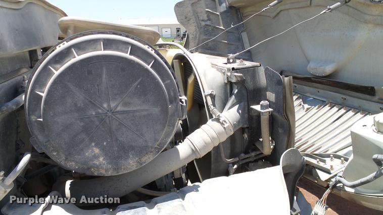 image for item DA6784 2002 International DuraStar 4300 winch truck