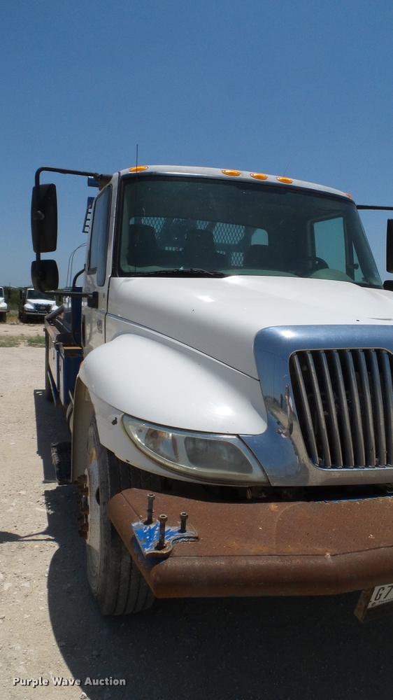 image for item DA6784 2002 International DuraStar 4300 winch truck