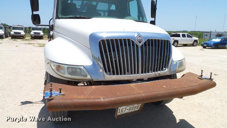 image for item DA6784 2002 International DuraStar 4300 winch truck