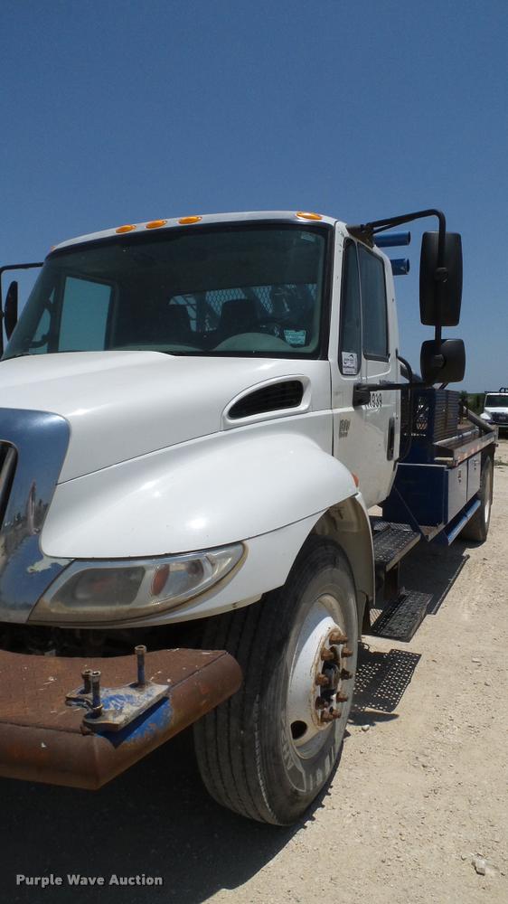 image for item DA6784 2002 International DuraStar 4300 winch truck