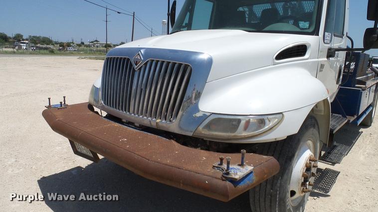 image for item DA6784 2002 International DuraStar 4300 winch truck