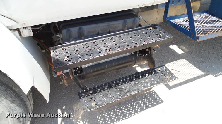 image for item DA6784 2002 International DuraStar 4300 winch truck