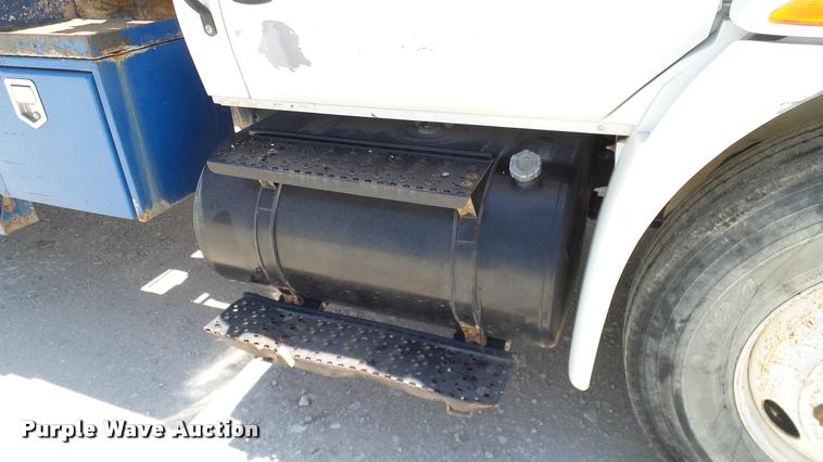 image for item DA6784 2002 International DuraStar 4300 winch truck