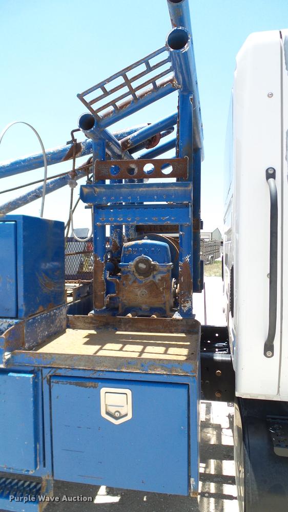 image for item DA6784 2002 International DuraStar 4300 winch truck