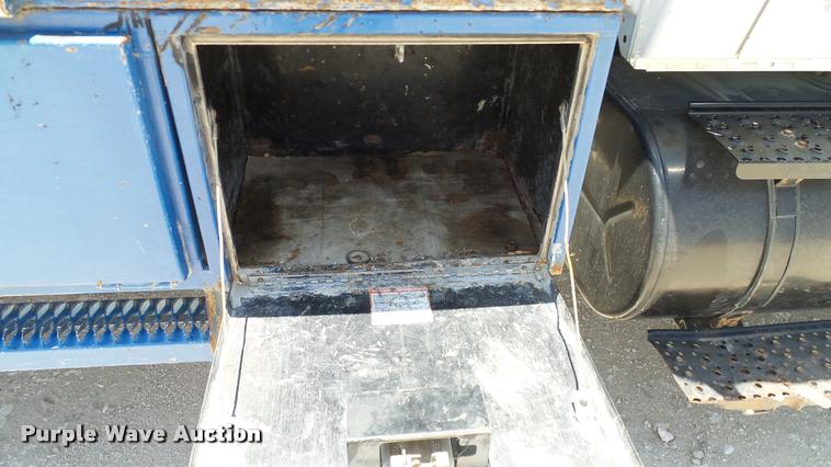 image for item DA6784 2002 International DuraStar 4300 winch truck