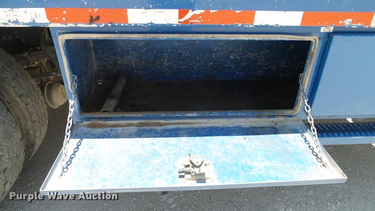 image for item DA6784 2002 International DuraStar 4300 winch truck