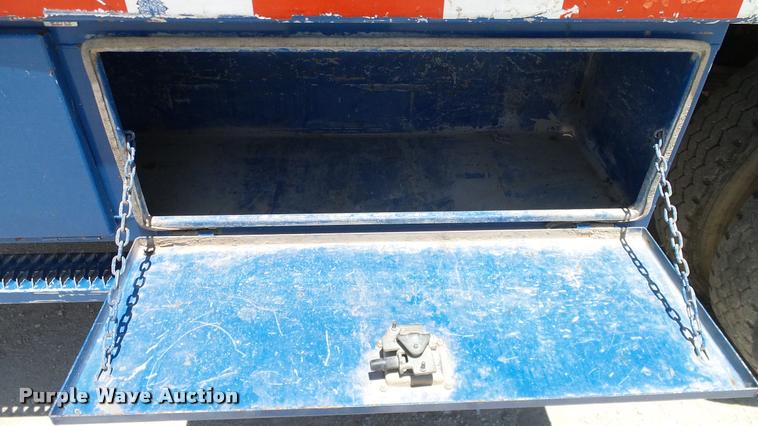 image for item DA6784 2002 International DuraStar 4300 winch truck