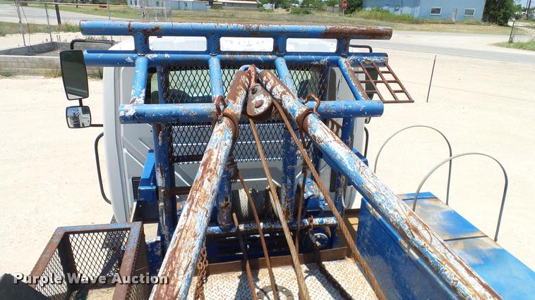 image for item DA6784 2002 International DuraStar 4300 winch truck