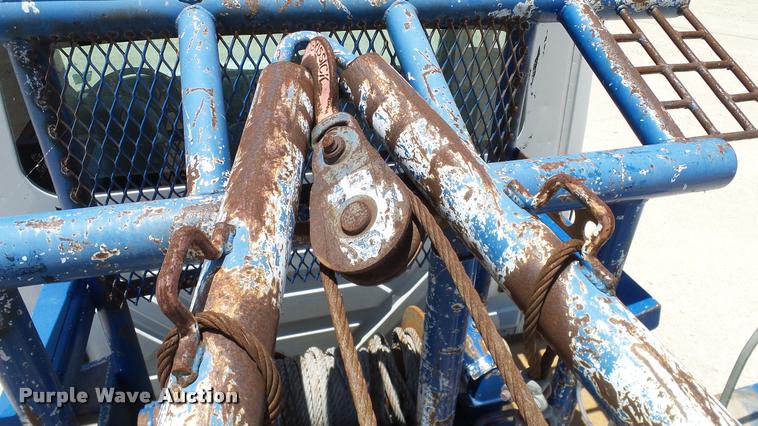 image for item DA6784 2002 International DuraStar 4300 winch truck