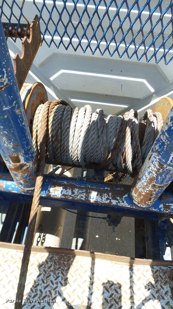 image for item DA6784 2002 International DuraStar 4300 winch truck