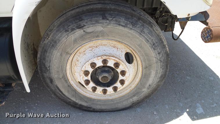 image for item DA6784 2002 International DuraStar 4300 winch truck