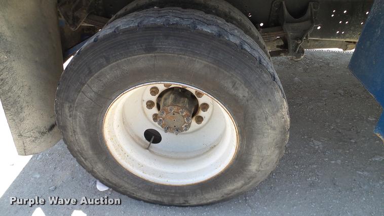 image for item DA6784 2002 International DuraStar 4300 winch truck