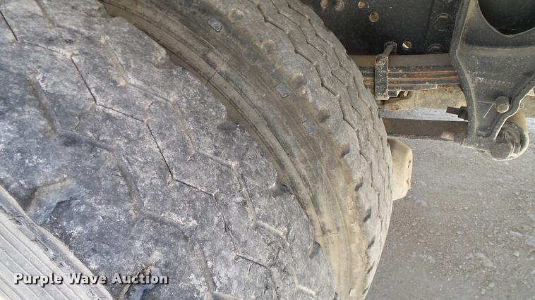 image for item DA6784 2002 International DuraStar 4300 winch truck