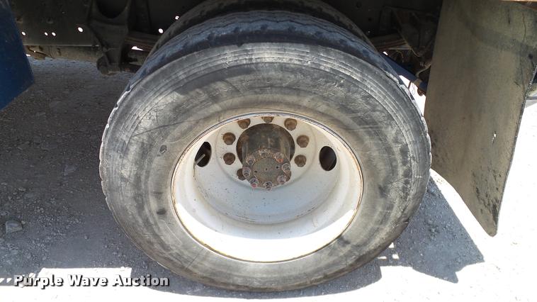 image for item DA6784 2002 International DuraStar 4300 winch truck