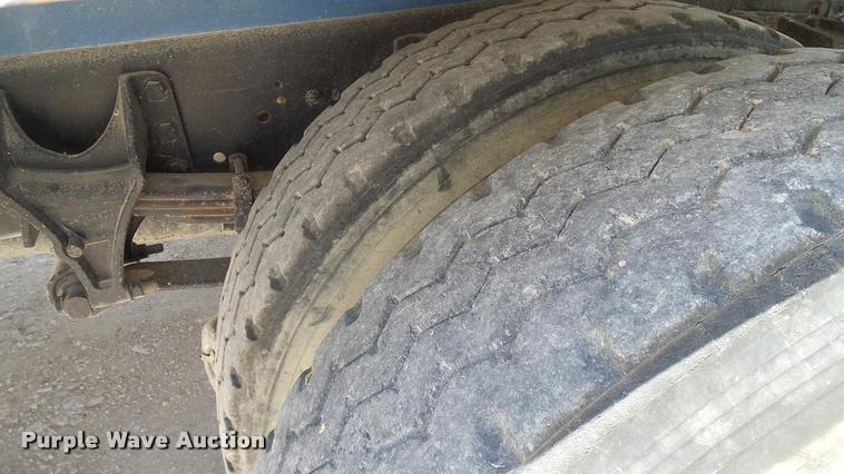 image for item DA6784 2002 International DuraStar 4300 winch truck