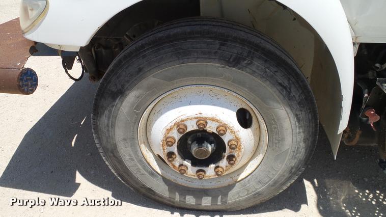 image for item DA6784 2002 International DuraStar 4300 winch truck