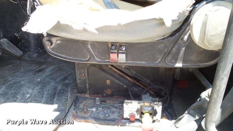 image for item DA6784 2002 International DuraStar 4300 winch truck