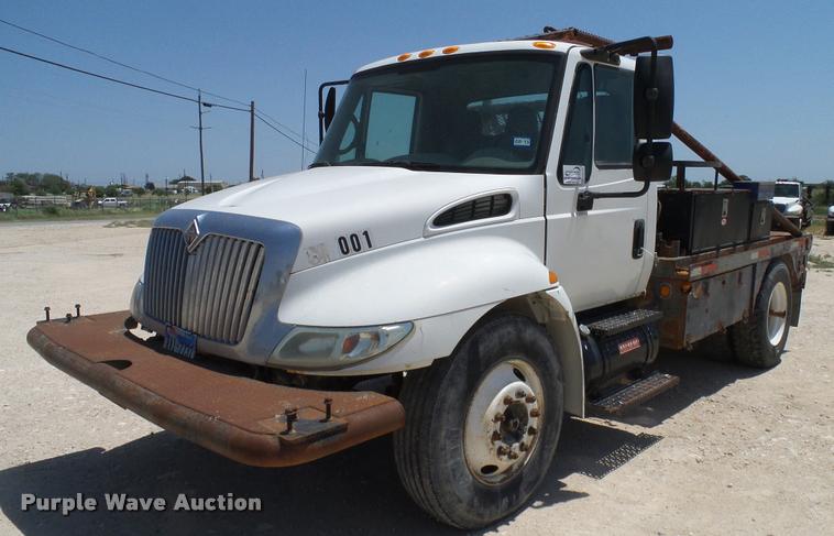 image for item DA6785 2005 International DuraStar 4300 flatbed truck