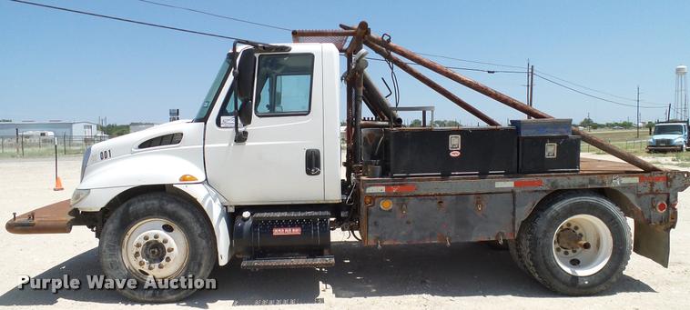 image for item DA6785 2005 International DuraStar 4300 flatbed truck