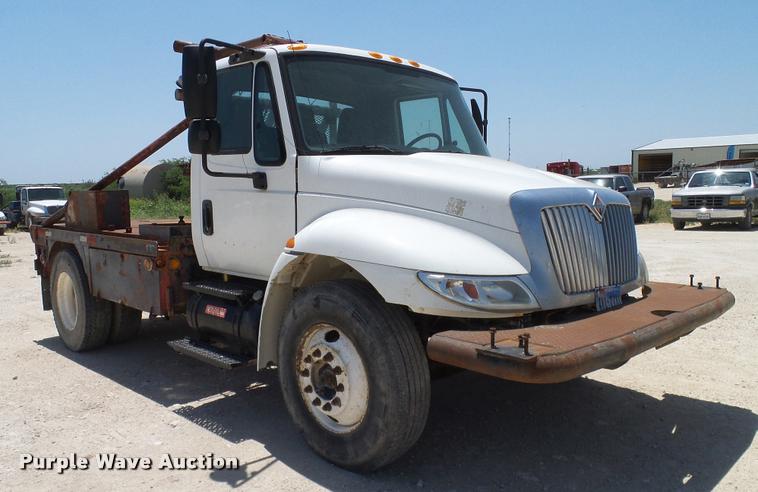 image for item DA6785 2005 International DuraStar 4300 flatbed truck