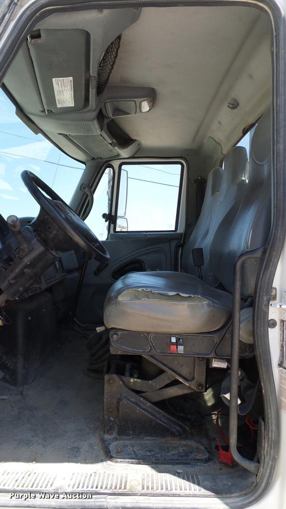 image for item DA6785 2005 International DuraStar 4300 flatbed truck