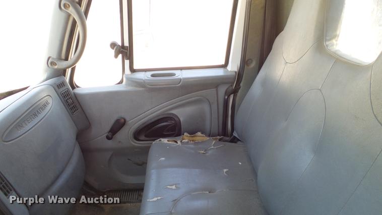 image for item DA6785 2005 International DuraStar 4300 flatbed truck