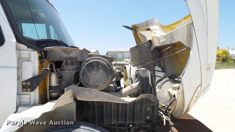 image for item DA6785 2005 International DuraStar 4300 flatbed truck