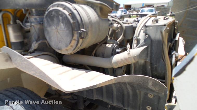 image for item DA6785 2005 International DuraStar 4300 flatbed truck