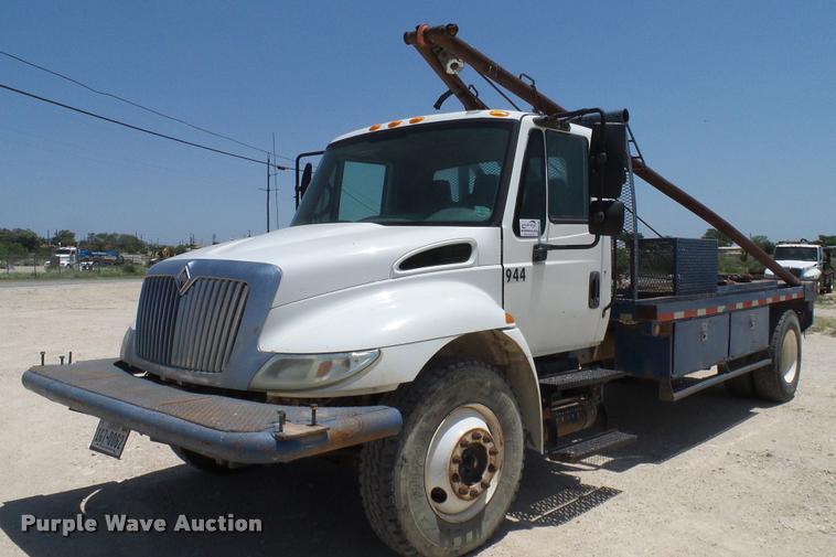 image for item DA6786 2004 International DuraStar 4300 winch truck