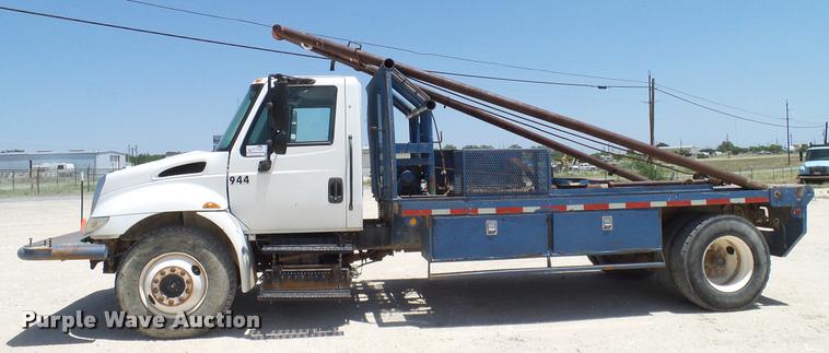 image for item DA6786 2004 International DuraStar 4300 winch truck