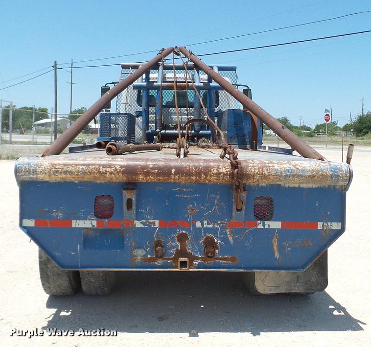 image for item DA6786 2004 International DuraStar 4300 winch truck