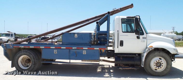 image for item DA6786 2004 International DuraStar 4300 winch truck