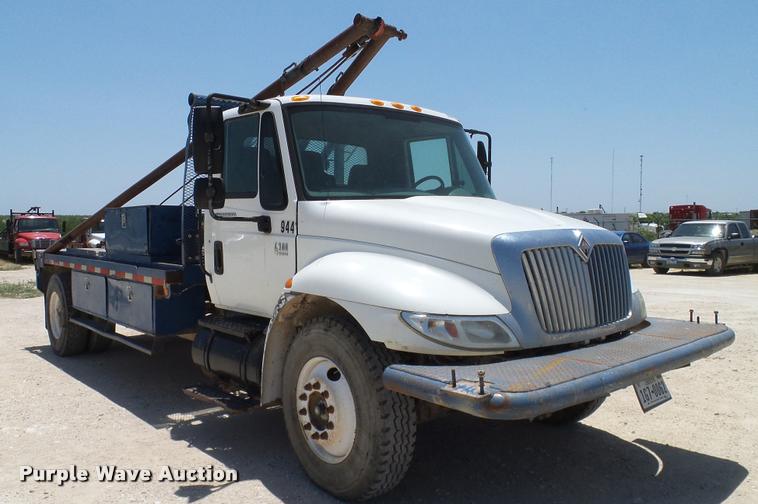 image for item DA6786 2004 International DuraStar 4300 winch truck