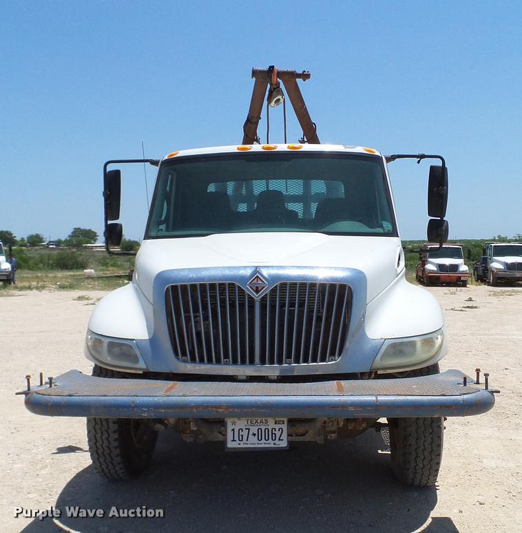 image for item DA6786 2004 International DuraStar 4300 winch truck