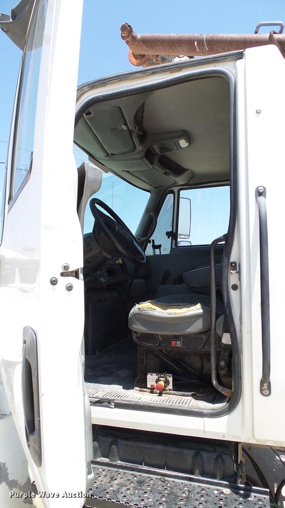 image for item DA6786 2004 International DuraStar 4300 winch truck