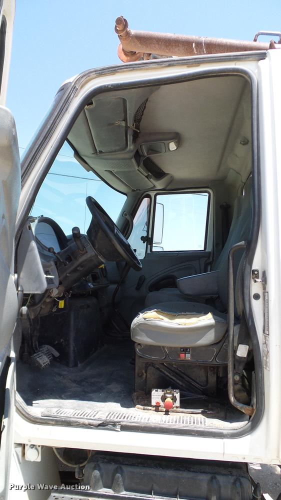 image for item DA6786 2004 International DuraStar 4300 winch truck